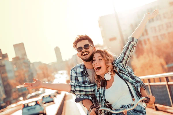 Feliz jovem casal indo para um passeio de bicicleta — Fotografia de Stock