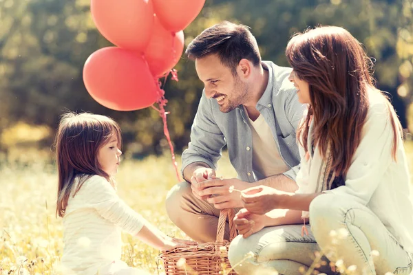 Lycklig familj som har roligt utomhus — Stockfoto