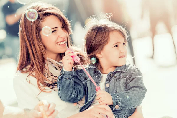 Familjen har roligt tillsammans — Stockfoto