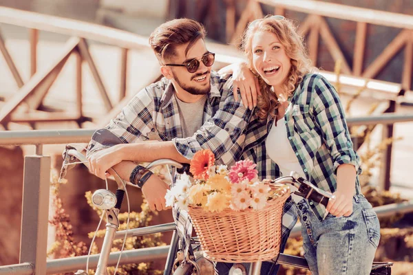 Feliz joven pareja yendo a dar un paseo en bicicleta — Foto de Stock