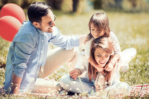 Lyckliga familjen ha roligt — Stockfoto