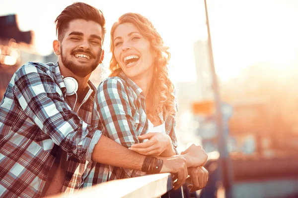 Feliz pareja divirtiéndose — Foto de Stock