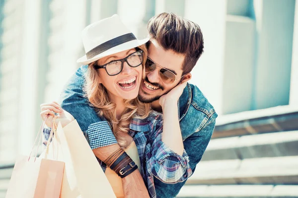 Pareja feliz joven —  Fotos de Stock