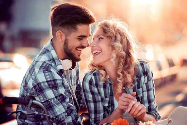 Feliz joven pareja montando en bicicleta — Foto de Stock