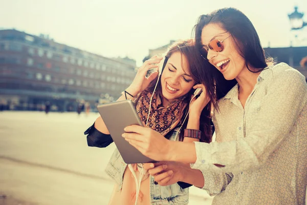 Due donne che ascoltano musica in città — Foto Stock