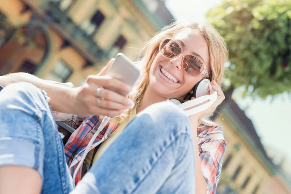 Mujer joven escuchando música —  Fotos de Stock