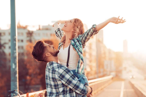 Jovem casal apaixonado ao ar livre — Fotografia de Stock