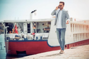 genç işadamı kahve içme