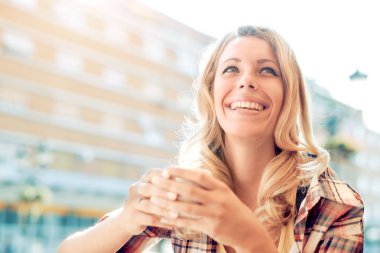 Bir kafede kahve içme kadın