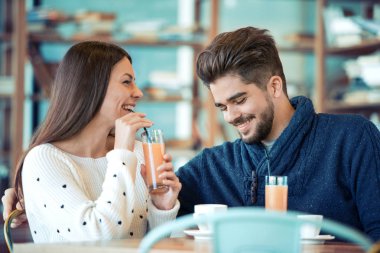 mutlu çift coffee shop kahve keyfi