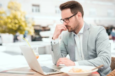 dizüstü bilgisayar kullanan yakışıklı genç