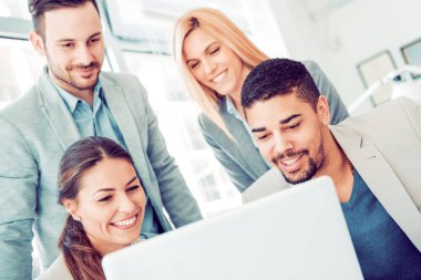 Şirket toplantısında oturan iş adamları