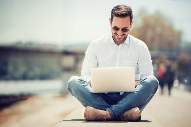 genç işadamı kahve içme