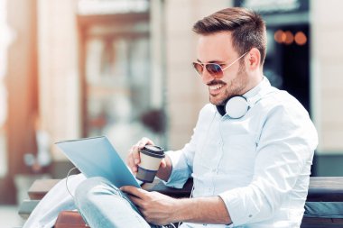 genç işadamı kahve içme