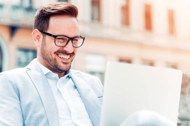 genç işadamı kahve içme