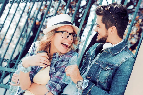 Feliz joven pareja enamorada sonriendo — Foto de Stock