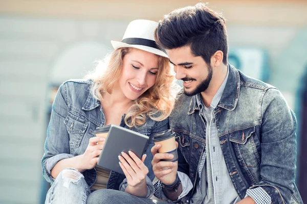 Pareja joven feliz en la ciudad — Foto de Stock