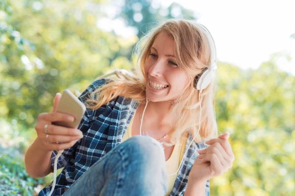 Escuchar música — Foto de Stock