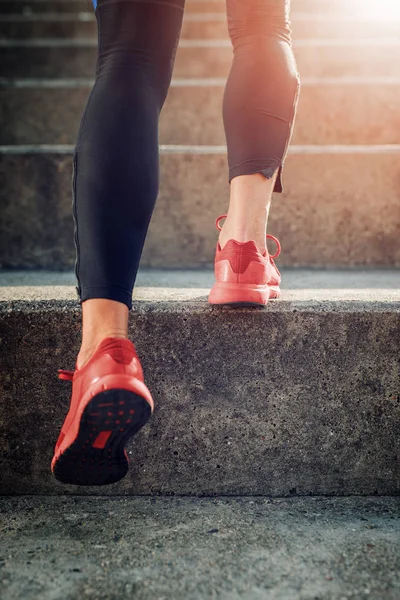 Cerrar imagen piernas corredor en zapatillas de running —  Fotos de Stock