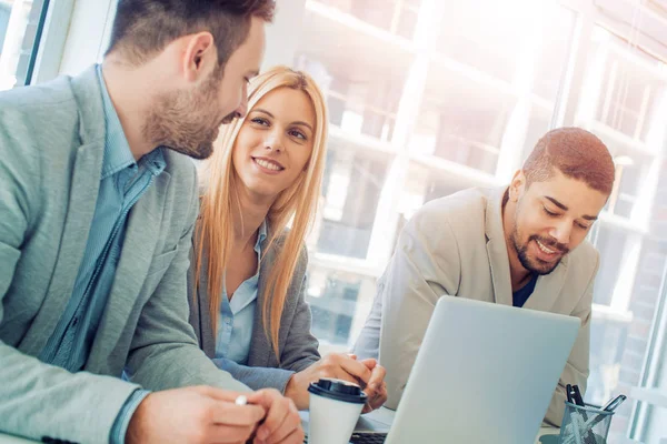 Glücklich lächelndes Geschäftsteam im Amt — Stockfoto