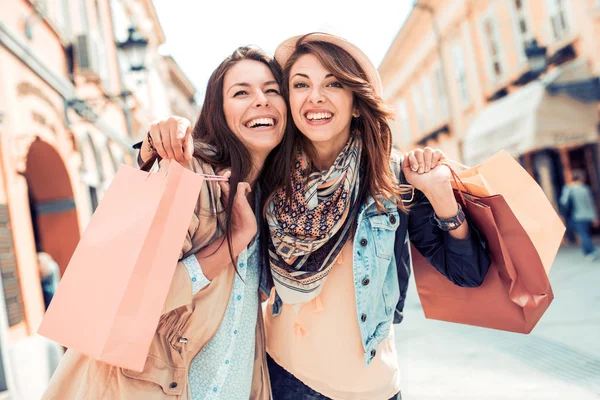 Vänner i shopping — Stockfoto