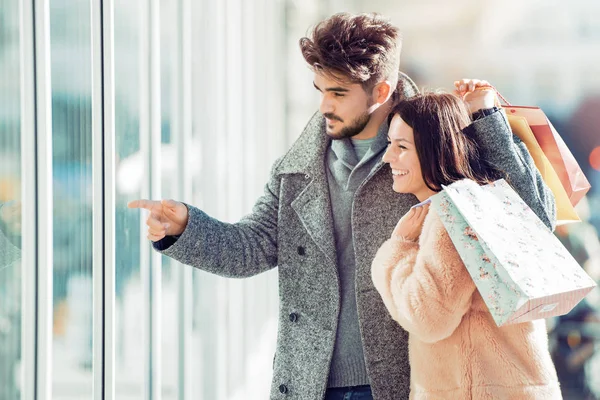 Liebespaar beim Einkaufen — Stockfoto