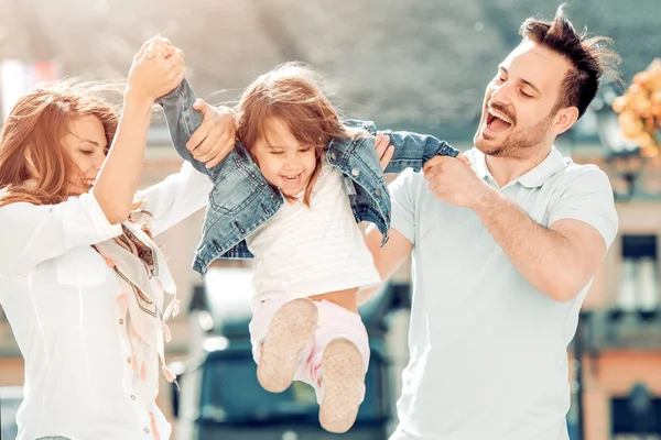 Счастливая семья веселится — стоковое фото