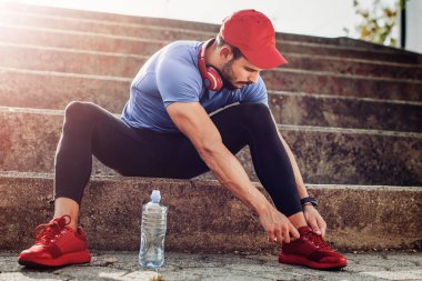 Erkek koşu ayakkabıları bağlama