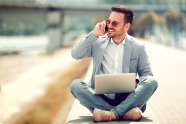 yakışıklı bir adam onun laptop üzerinde çalışma