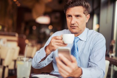 Yetişkin adam kafede kahve içme orta çekici 