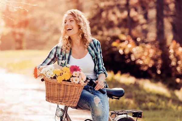 Andare in bicicletta — Foto Stock