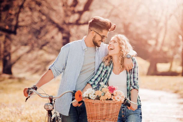 Feliz jovem casal indo para um passeio de bicicleta — Fotografia de Stock