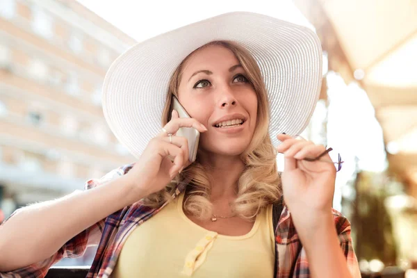 Vackra leende kvinna som med hjälp av smartphone — Stockfoto