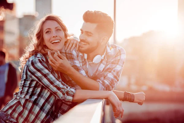 Glada unga par i staden — Stockfoto