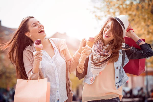 Chicas hermosas con bolsas de compras en la ciudad —  Fotos de Stock