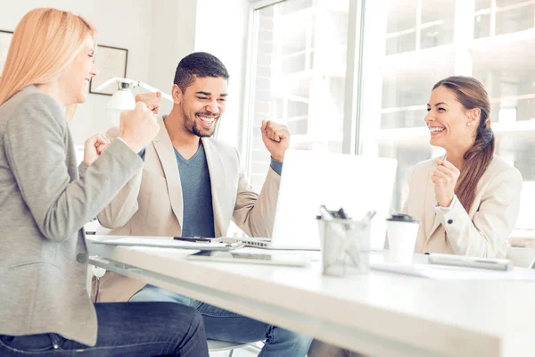 Grupo de jóvenes en reunión de empresa — Foto de Stock