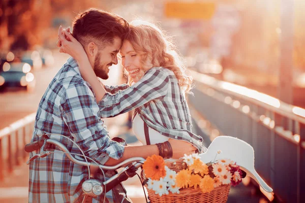 Pareja joven divirtiéndose en la ciudad — Foto de Stock