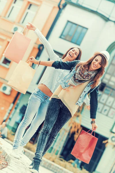 Dos mujeres con bolsas de compras —  Fotos de Stock