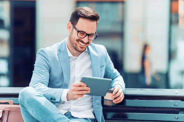 Sorrindo homem bonito usando tablet digital — Fotografia de Stock