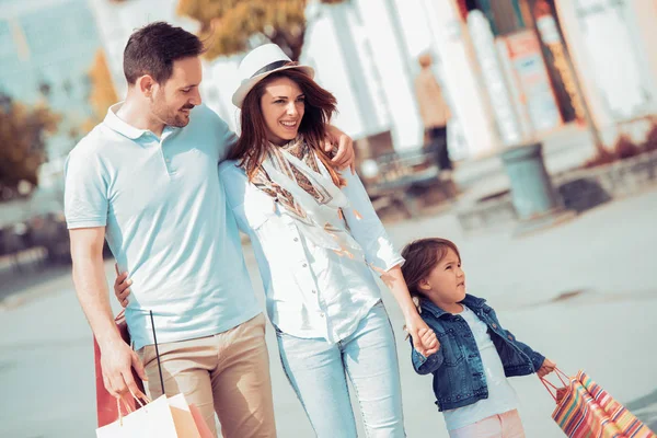 Молода сім'я насолоджується покупками — стокове фото