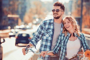 Bisiklete binen ve eğlenen çiftler.