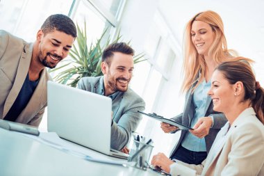 Modern ofisteki iş adamları