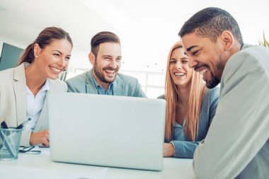 Modern ofisteki iş adamları