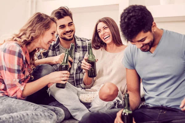 Genç arkadaşlar bira içmek