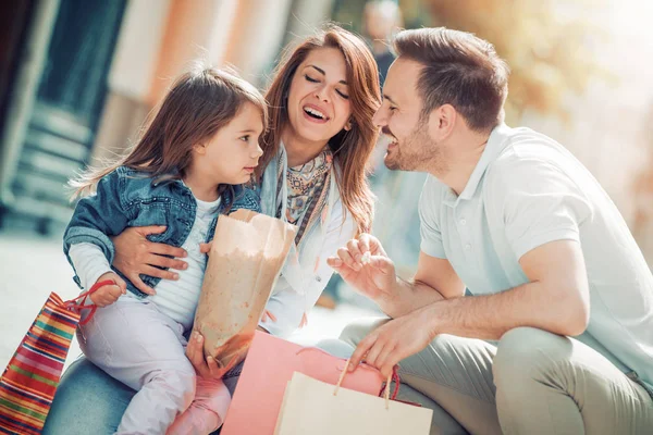 Familia feliz en las compras —  Fotos de Stock