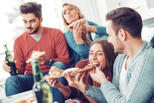 Přátelé jedí pizzu — Stock fotografie