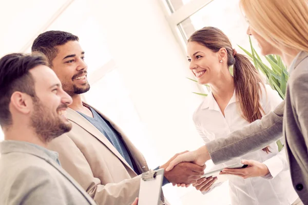 Geschäftsleute im modernen Büro — Stockfoto