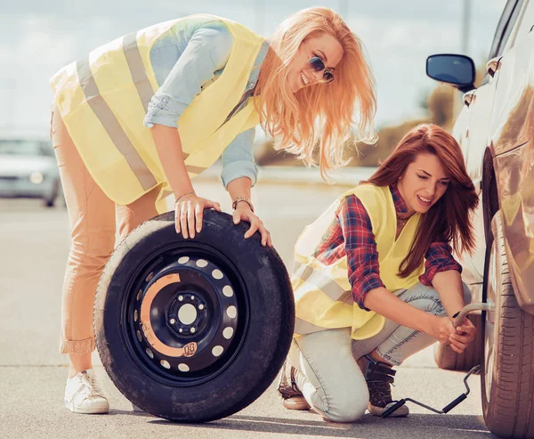 Κορίτσια στο δρόμο προσπαθώντας να καθορίσει το αυτοκίνητό — Φωτογραφία Αρχείου