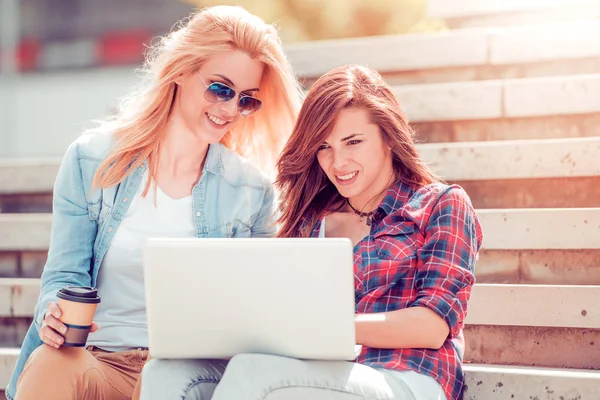 Amigos femeninos usando laptop — Foto de Stock