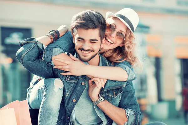 Schönes glückliches Paar — Stockfoto